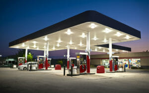 Tankstelle beleuchtet