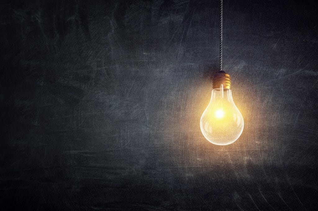 Thermodynamik, Bild eine Glühbirne an der Decke hängend